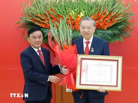 Trao Huy hiệu 45 năm tuổi Đảng tặng Tổng Bí thư Tô Lâm