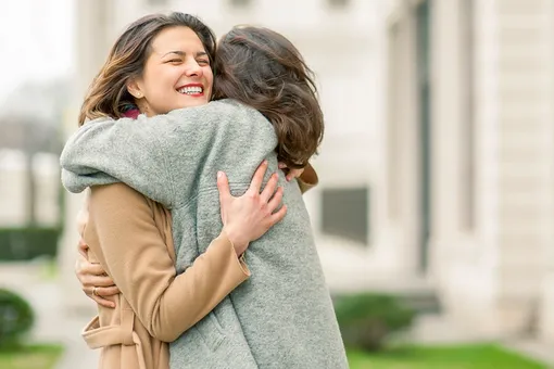 Những cái ôm - “liều thuốc” cải thiện sức khỏe tâm thần