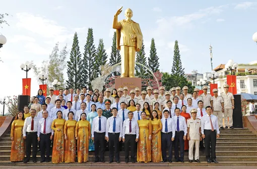 Lãnh đạo TP Cần Thơ viếng Đền thờ Vua Hùng, Nghĩa trang liệt sĩ thành phố và Tượng đài Chủ tịch Hồ Chí Minh