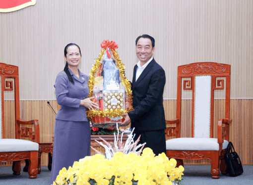 អភិបាលកោះកុងនៃព្រះរាជាណាចក្រកម្ពុជា អញ្ជើញមកសួរសុខទុក្ខ និងប្រសិទ្ធពរបុណ្យចូលឆ្នាំវៀតណាមនៅខេត្តកាម៉ាវ