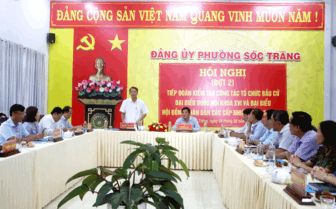 អនុ​ប្រ​ធាន​គណៈ​កម្មា​ធិ​ការ​ប្រ​ជា​ជន​ទី​ក្រុង​កឹង​ធើ លោក​ង្វៀង​វ៉ាំងខើយ ចុះ​ពិនិត្យ​កា​រងា​របោះ​ឆ្នោត​នៅ​អង្គ​ភាព​ឃុំ​-សង្កាត់​ចំ​នួន​ ៥