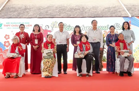 “Bên nhau vui đón một nhành Xuân...”