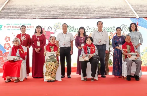 “Bên nhau vui đón một nhành Xuân...”