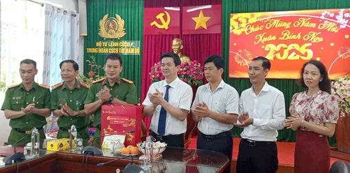 Bí thư Thành ủy Cần Thơ thăm, chúc Tết tại Trung đoàn Cảnh sát cơ động Tây Nam Bộ
