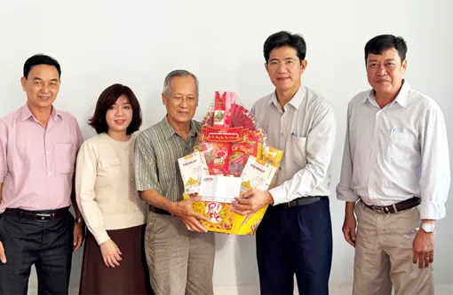 Lãnh đạo Báo và Phát thanh, Truyền hình Cần Thơ chúc Tết nguyên lãnh đạo cơ quan
