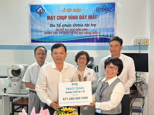 Tổ chức Orbis trao tặng máy chụp đáy mắt cho Bệnh viện Mắt - Răng Hàm Mặt TP Cần Thơ
