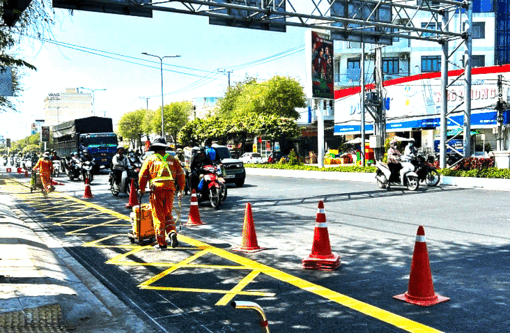 កឹង​ធើ​គូស​សញ្ញា​ខ្វែង​ពណ៌​លឿង​នៅ​ត្រង់​ចំ​ណុច​ផ្លូវ​ប្រ​សព្វប្រ​ជា​ជន​គប្បី​យក​ចិត្ត​ទុក​ដាក់​ដើម្បី​ជៀស​វាង​ការ​ផាក​ពិន័យ​