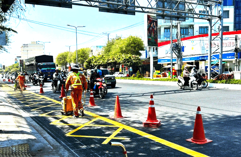 កឹង​ធើ​គូស​សញ្ញា​ខ្វែង​ពណ៌​លឿង​នៅ​ត្រង់​ចំ​ណុច​ផ្លូវ​ប្រ​សព្វប្រ​ជា​ជន​គប្បី​យក​ចិត្ត​ទុក​ដាក់​ដើម្បី​ជៀស​វាង​ការ​ផាក​ពិន័យ​