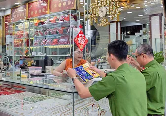 Công an xã Kế Sách tuyên truyền pháp luật đến từng hộ dân