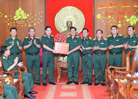 Thượng tướng Nguyễn Văn Gấu thăm và chúc Tết tại Bộ Chỉ huy Quân sự TP Cần Thơ