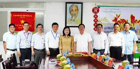 Lãnh đạo thành phố thăm, chúc Tết tại Bệnh viện Nhi đồng và gia đình các bậc lão thành cách mạng