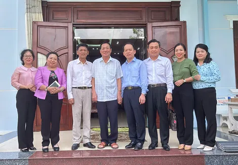 Đoàn Đại biểu Quốc hội thăm tặng quà cán bộ hưu trí