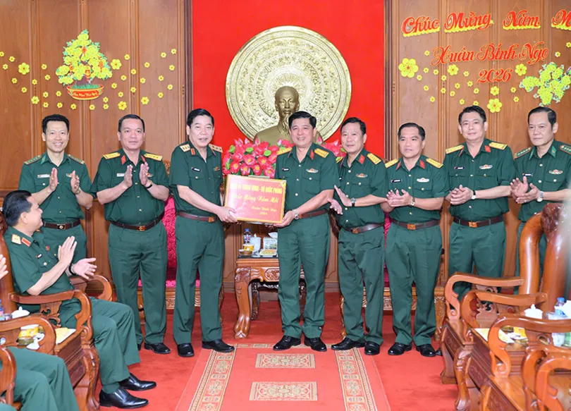 Thượng tướng Nguyễn Văn Gấu thăm và chúc Tết tại Bộ Chỉ huy Quân sự TP Cần Thơ