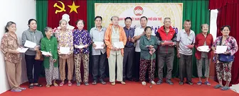 Tặng quà Tết và bàn giao nhà Đại đoàn kết