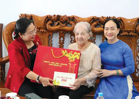 Lãnh đạo TP Cần Thơ thăm, chúc Tết các đơn vị và gia đình cán bộ lão thành cách mạng