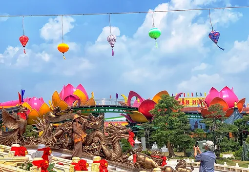 Các điểm đến văn hóa, tâm linh thu hút du khách dịp cận Tết