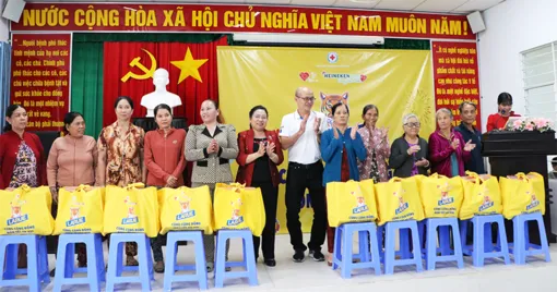 Chung tay sẻ chia cùng cộng đồng đón Tết an vui