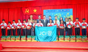 Hàng trăm phần quà Tết trao tặng học sinh, người có hoàn cảnh khó khăn