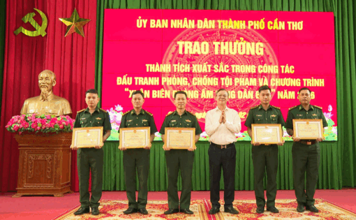 ជូនរង្វាន់ដល់សមូហភាព និងបុគ្គលកម្មាភិបាល យុទ្ធជននៃគណៈ​បញ្ជាការកងទ័ពការពារព្រំដែនទីក្រុង