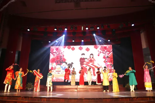 Chương trình ca nhạc “Xuân yêu thương” gây quỹ, trao quà tặng 500 trẻ em nghèo, có hoàn cảnh đặc biệt khó khăn