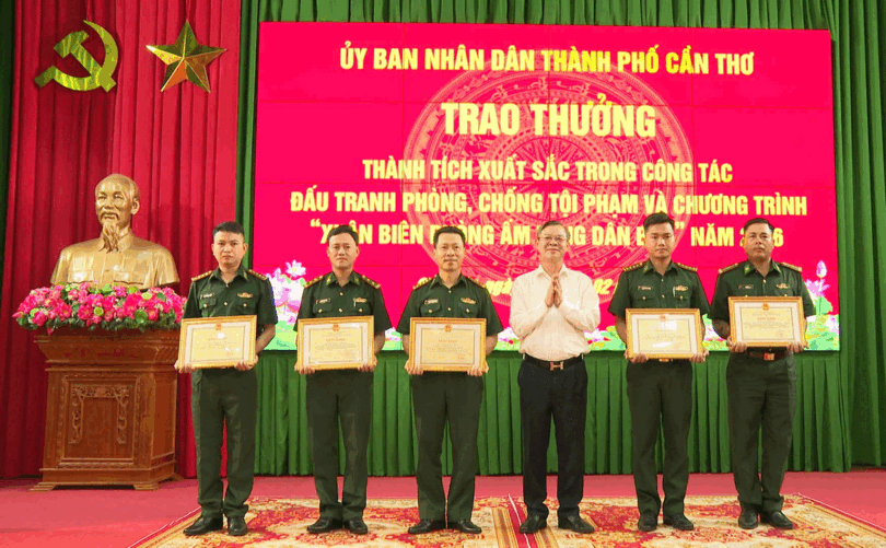 ជូនរង្វាន់ដល់សមូហភាព និងបុគ្គលកម្មាភិបាល យុទ្ធជននៃគណៈ​បញ្ជាការកងទ័ពការពារព្រំដែនទីក្រុង