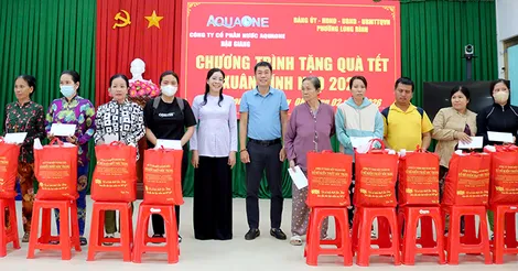 Phường Long Bình tổ chức trao 300 phần quà Tết cho hộ nghèo, hộ cận nghèo