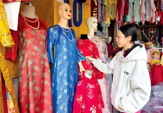 Chọn áo dài diện Tết