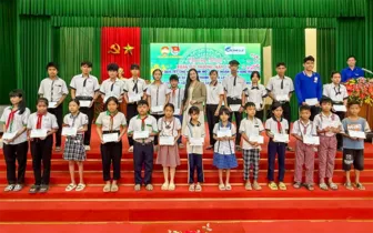 Trao 63 suất học bổng tặng trẻ em mồ côi hoàn cảnh khó khăn trên xã đảo