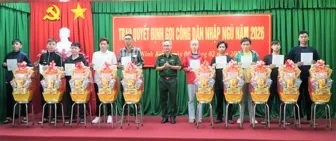 Trao quyết định gọi công dân nhập ngũ năm 2026