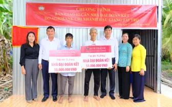 Agribank Hậu Giang bàn giao 2 căn nhà đại đoàn kết tại phường Vị Tân
