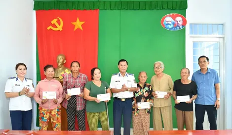Cảnh sát biển tặng quà Tết các gia đình chính sách và hộ nghèo