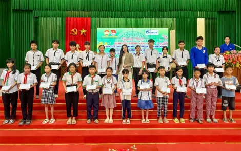 Trao 63 suất học bổng tặng trẻ em mồ côi hoàn cảnh khó khăn trên xã đảo