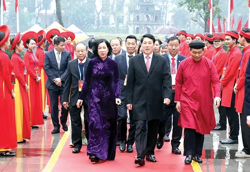 Chủ tịch nước Lương Cường cùng đại biểu kiều bào dâng hương tại Tượng đài Vua Lý Thái Tổ và đền Ngọc Sơn