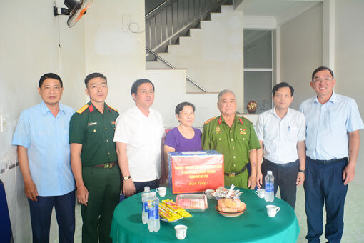 អនុ​លេខា​បក្ស​ក្រុង​ លោក​ ត្រឹង​វុាំង​ហ្វៀង អញ្ជើញ​ទៅ​សួរ​សុខ​ទុក្ខ​និង​ជូន​ពរ​បុណ្យ​ចូល​ឆ្នាំ​ថ្មី នៅ​សង្កាត់​ភូឡើយ​