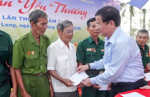 “Xuân yêu thương” trao 600 phần quà tặng gia đình chính sách