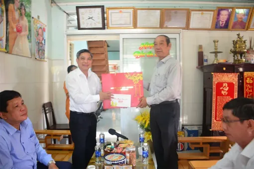Ông Đồng Văn Thanh thăm, chúc Tết cán bộ hưu trí, người có công