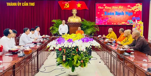 Thành ủy tiếp các đoàn đến thăm, chúc Tết