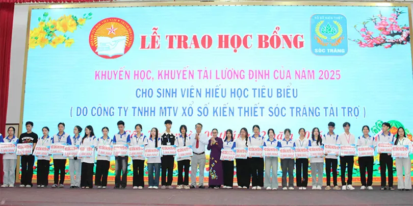 Sinh viên hiếu học tiêu biểu được nhận học bổng khuyến học, khuyến tài Lương Định Của