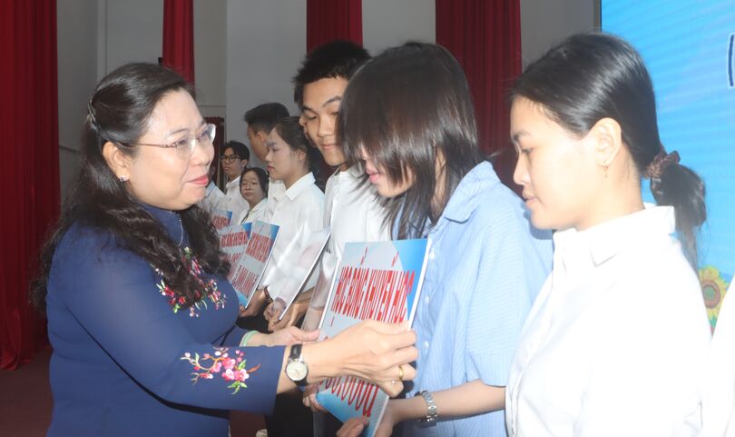 ទឹកប្រាក់ជាង៧០ពាន់លានដុង ឧបត្ថម្ភអាហារូបករណ៍ដល់សិស្ស និស្សិតសង្វាតរៀនសូត្រគំរូ
