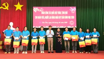 Đoàn công tác của Quốc hội tặng quà đoàn viên và người lao động