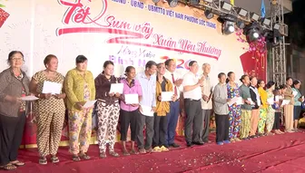 Trao 100 phần quà Tết đến hộ nghèo, hộ cận nghèo, trẻ em có hoàn cảnh khó khăn tại phường Sóc Trăng