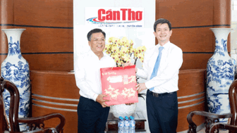 លេខាគណៈកម្មាធិការបក្សទីក្រុង ឡេក្វាងទុង ប្រសិទ្ធពរឆ្នាំថ្មីកាសែតនិងវិទ្យុទូរទស្សន៍កឹងធើ