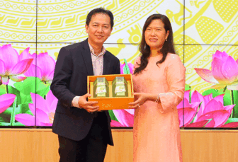 គណៈប្រតិភូកំពង់ផែស្វយ័តភ្នំពេញ អញ្ជើញមកជូនពរបុណ្យចូលឆ្នាំថ្មីវៀតណាម ដល់ថ្នាក់ដឹកនាំទីក្រុងកឹងធើ