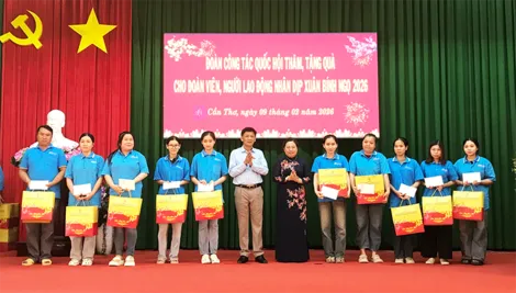 Đoàn công tác của Quốc hội tặng quà đoàn viên và người lao động