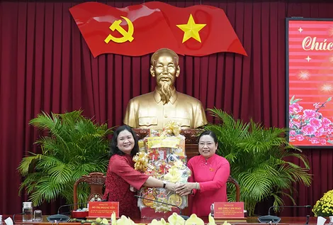 Thường trực Tỉnh ủy Vĩnh Long chúc Tết Thành ủy Cần Thơ