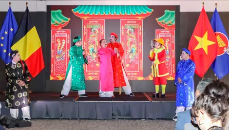 Mang hơi ấm mùa Xuân quê hương đến với kiều bào tại Bỉ