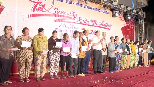 Trao 100 phần quà Tết đến hộ nghèo, hộ cận nghèo, trẻ em có hoàn cảnh khó khăn tại phường Sóc Trăng