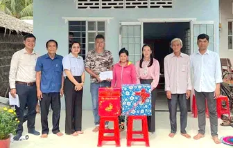 Xã Nhơn Mỹ trao tặng nhà Đại đoàn kết cho hộ nghèo