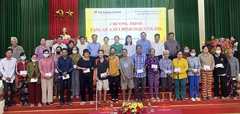 Đoàn đại biểu Quốc hội TP Cần Thơ ​trao 200 phần quà Tết cho người dân nghèo xã đảo