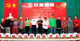 Trao quà cho hộ nghèo, hộ khó khăn dịp Tết tại xã Phú Lộc và xã Thới An Hội